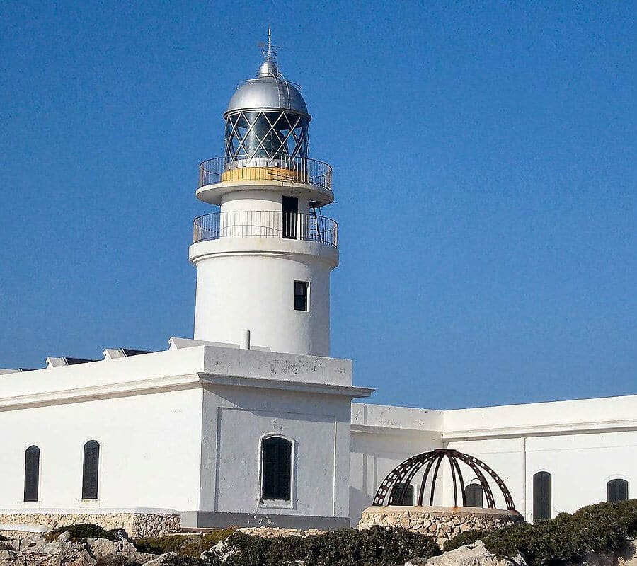 phare cavalleria à flanc de falaise : 94 mètres