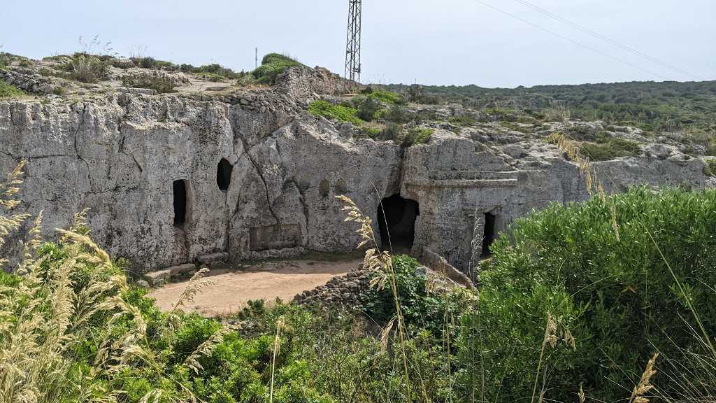 Necropolis de Cala Morells, monument préhistorique du cami de cavalls